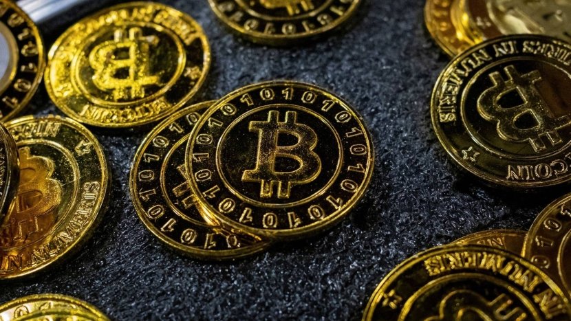 لما تدخل الصباح وتكتشف إن عملة الميم لترامب قفزت من 10$ إلى 74$ وخليتك تشرب قهوتك ودموعك سوا